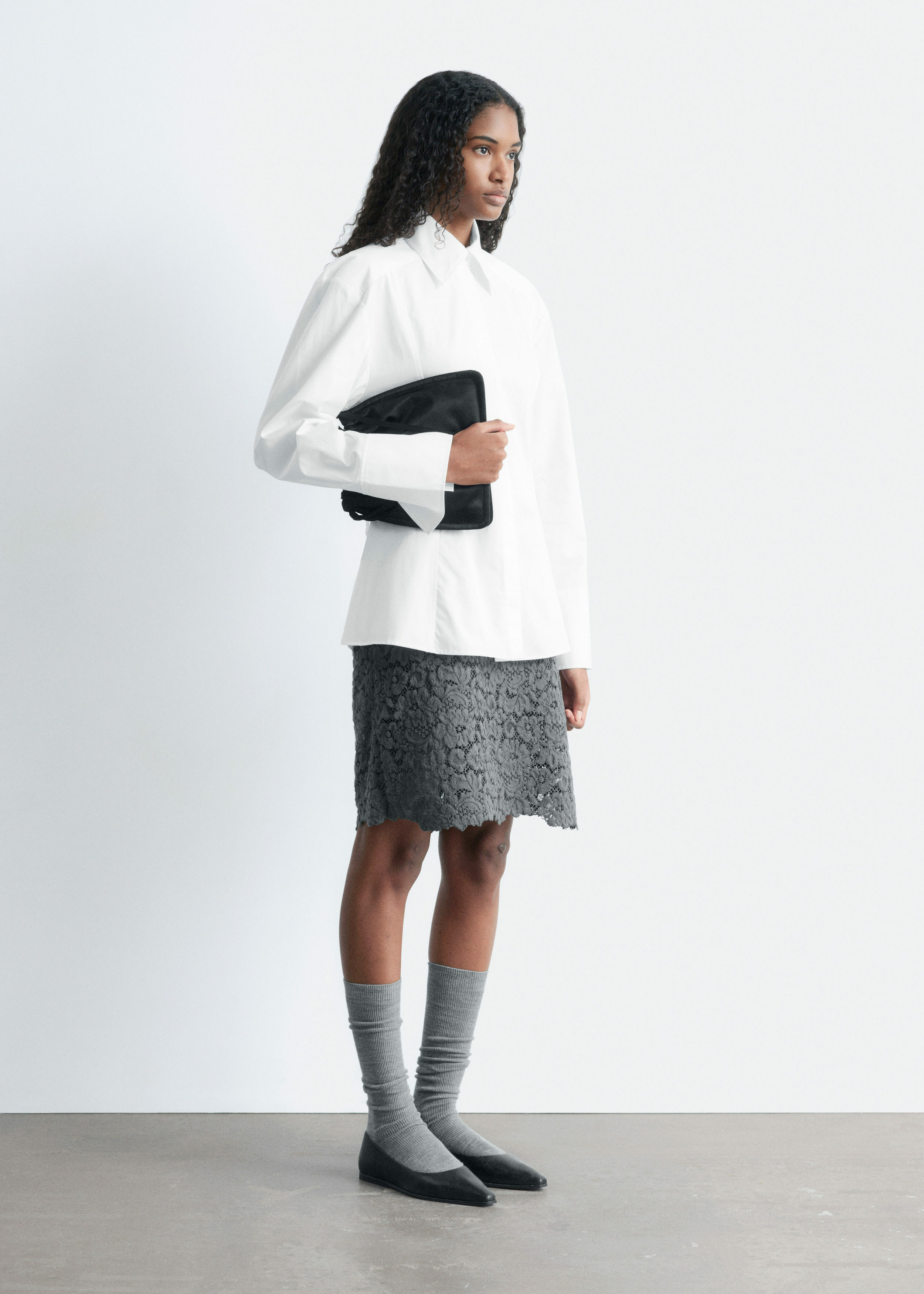 앤아더스토리즈 테이퍼드 타이 벨트 셔츠의 화이트컬러 ECOMLook입니다.