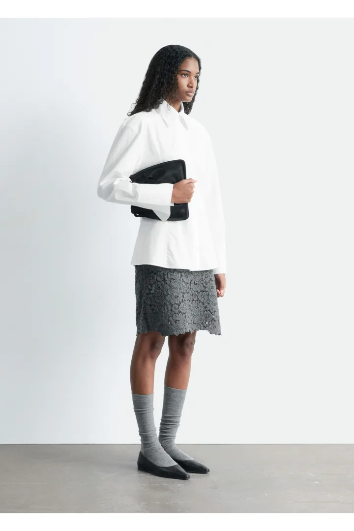 앤아더스토리즈 테이퍼드 타이 벨트 셔츠의 화이트컬러 ECOMLook입니다.