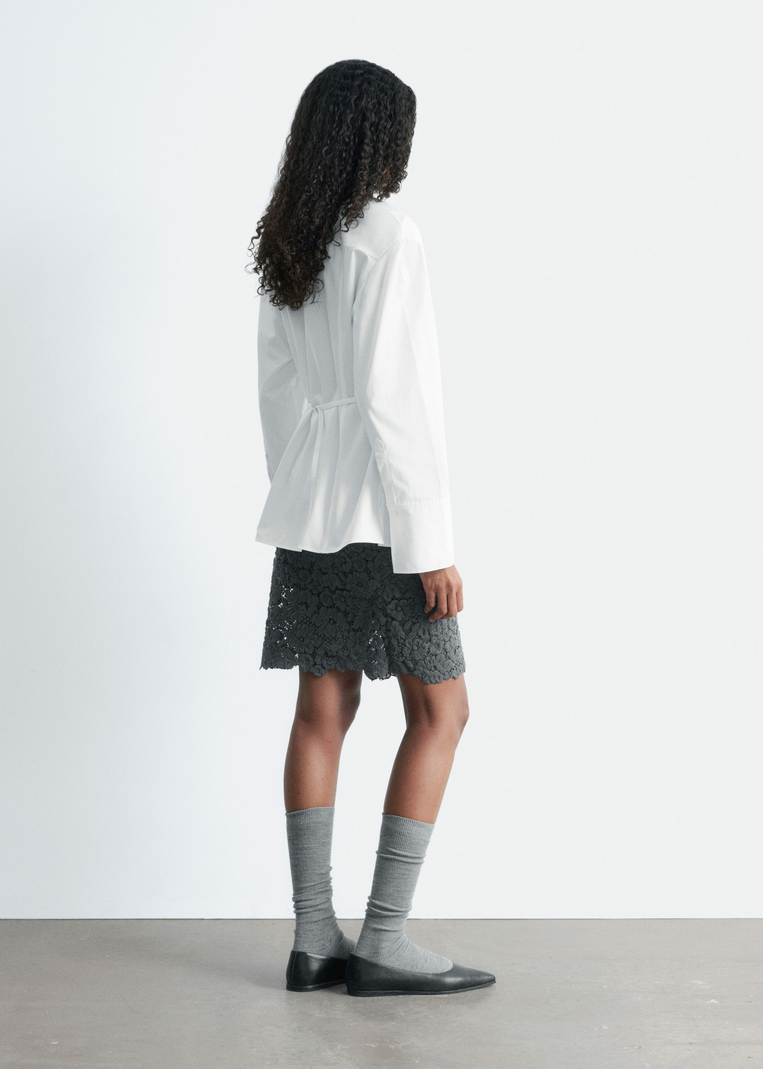 앤아더스토리즈 테이퍼드 타이 벨트 셔츠의 화이트컬러 ECOMLook입니다.