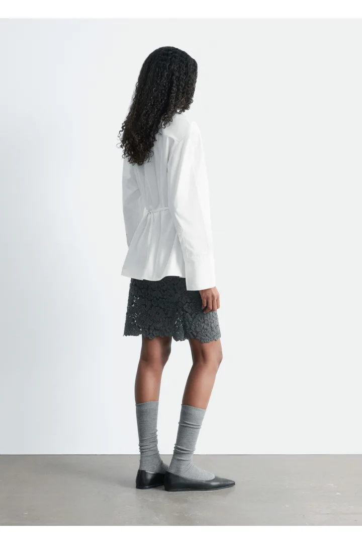 앤아더스토리즈 테이퍼드 타이 벨트 셔츠의 화이트컬러 ECOMLook입니다.