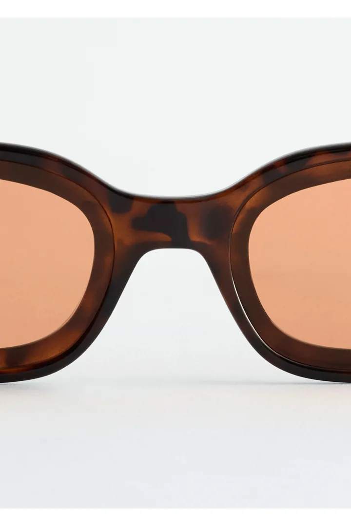앤아더스토리즈 볼드 렉탱귤러 선글라스의 브라운/터토이즈컬러 Detail입니다.