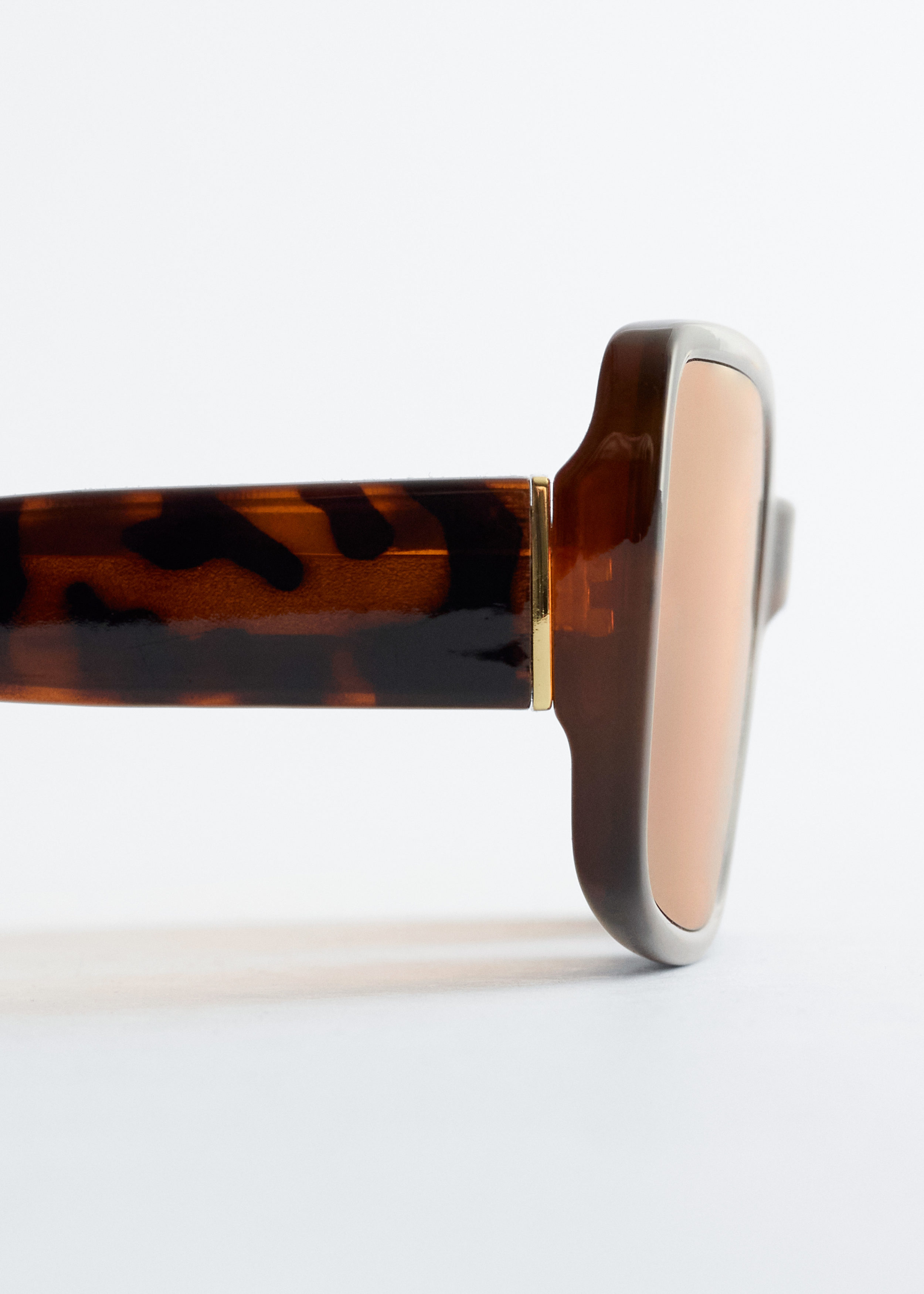 앤아더스토리즈 볼드 렉탱귤러 선글라스의 브라운/터토이즈컬러 Detail입니다.