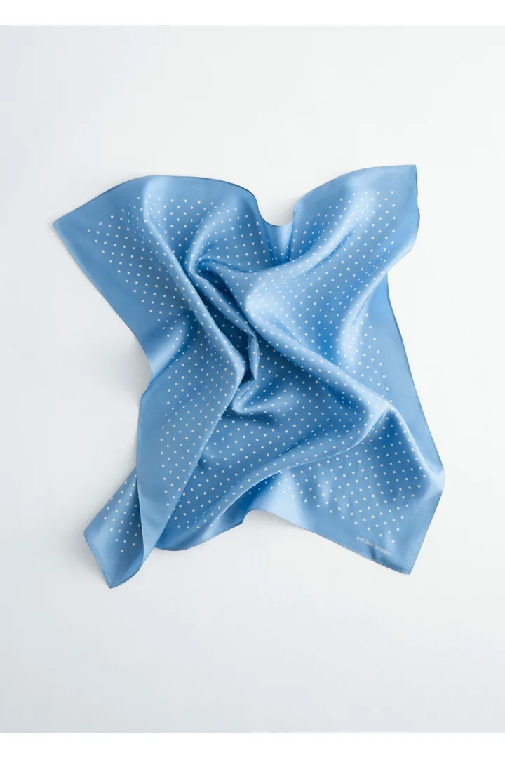 앤아더스토리즈 다이아몬드 프린트 실크 스카프의 스카이 블루컬러 Product입니다.