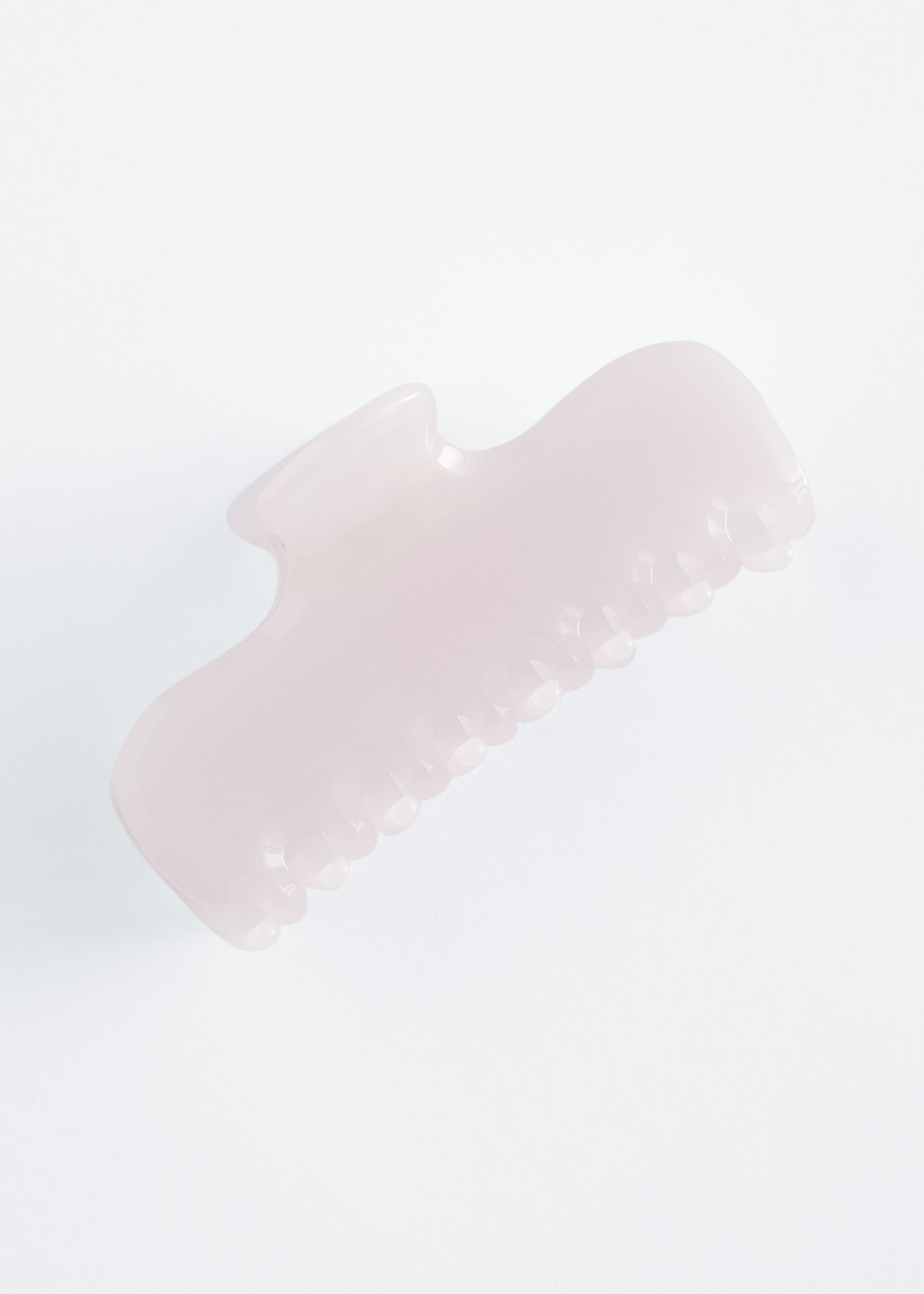 앤아더스토리즈 미디엄 헤어 클로우의 크림컬러 Product입니다.