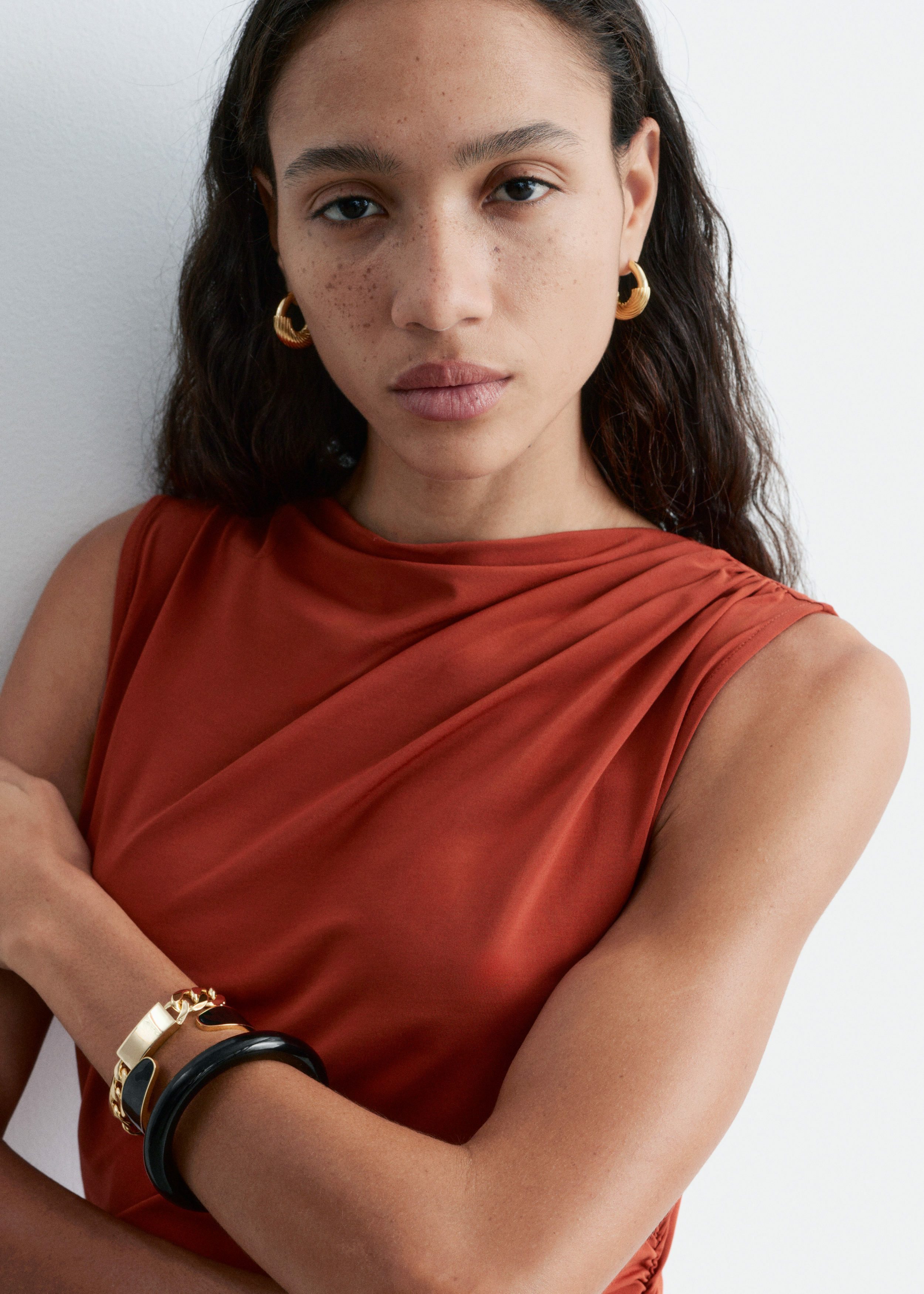 앤아더스토리즈 청키 체인 브레이슬릿의 골드컬러 ECOMLook입니다.