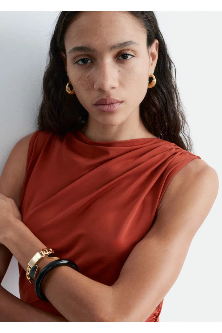 앤아더스토리즈 청키 체인 브레이슬릿의 골드컬러 ECOMLook입니다.