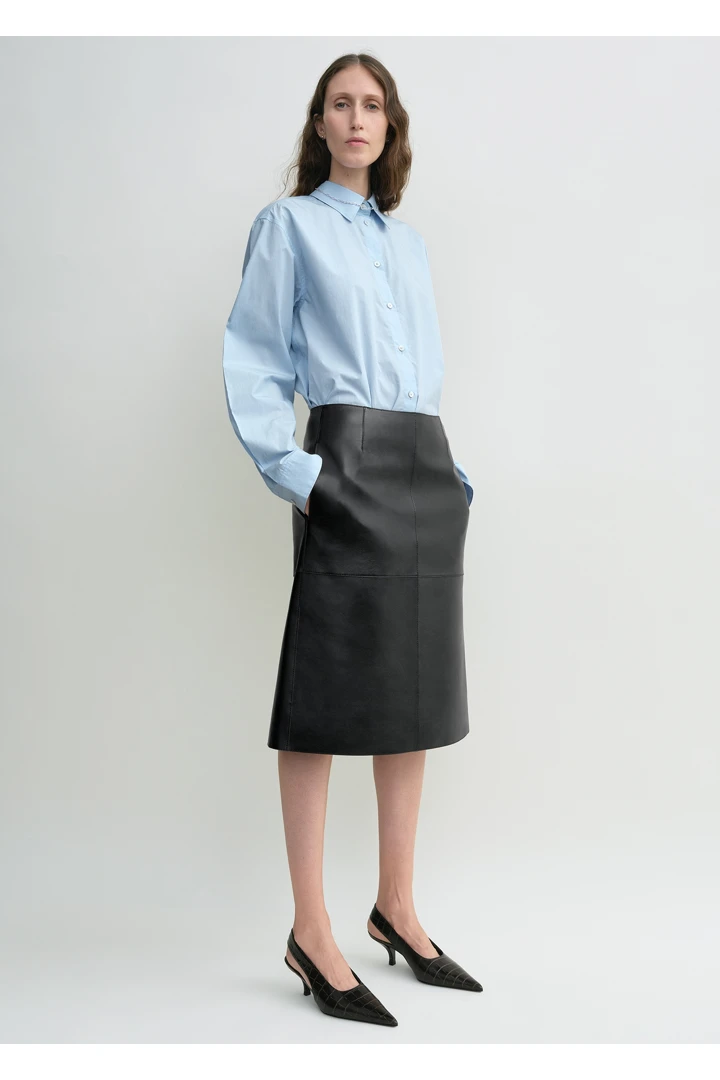 TOTEME 패널드 레더 스커트 블랙의 블랙컬러 0번쨰 이미지입니다.