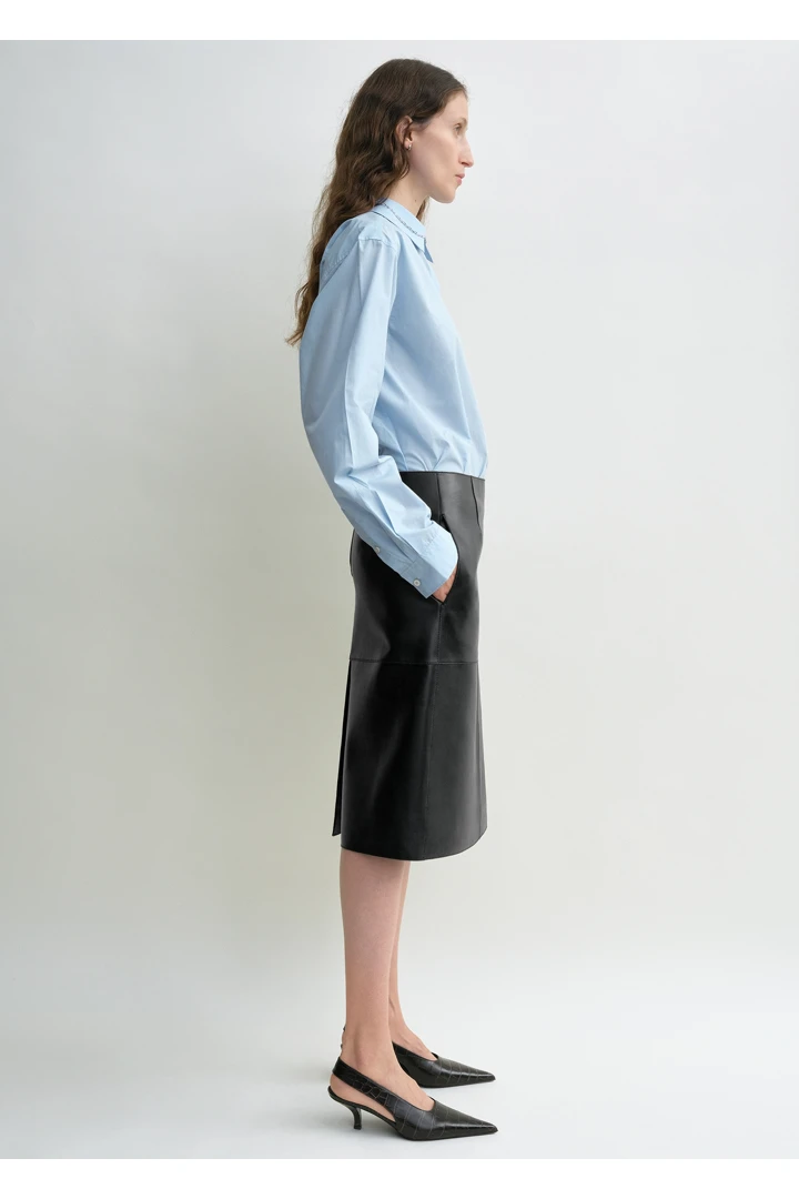 TOTEME 패널드 레더 스커트 블랙의 블랙컬러 1번쨰 이미지입니다.