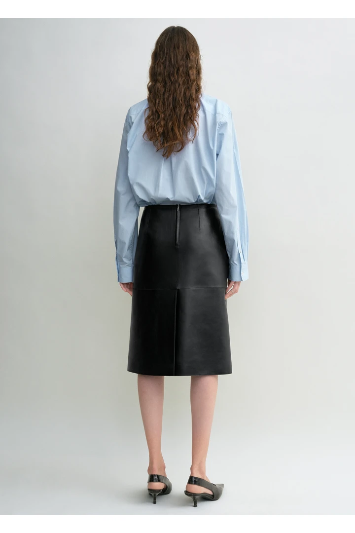 TOTEME 패널드 레더 스커트 블랙의 블랙컬러 2번쨰 이미지입니다.