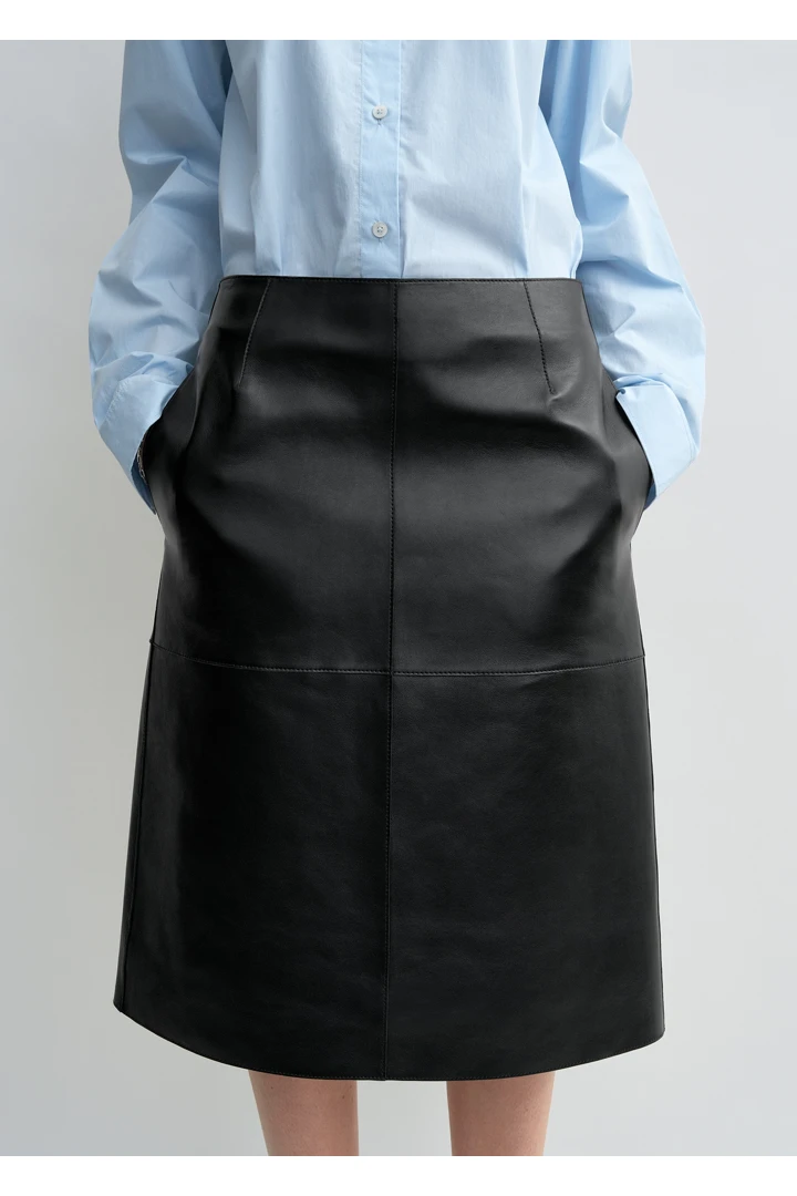 TOTEME 패널드 레더 스커트 블랙의 블랙컬러 3번쨰 이미지입니다.