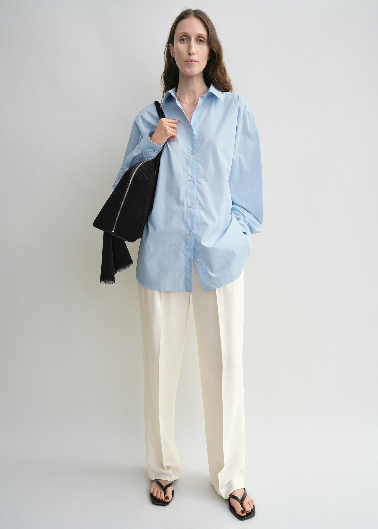 TOTEME 클래식 텀블드 셔츠 스카이의 스카이컬러 0번쨰 이미지입니다.