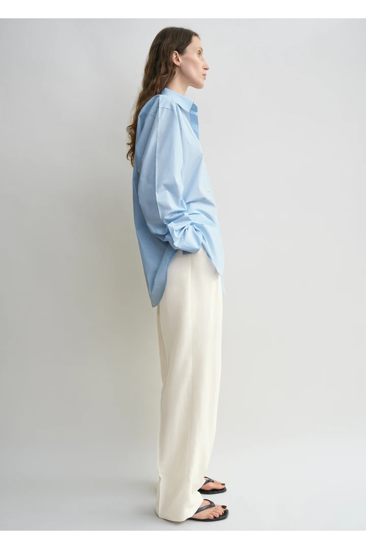 TOTEME 클래식 텀블드 셔츠 스카이의 스카이컬러 1번쨰 이미지입니다.