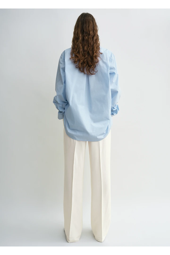 TOTEME 클래식 텀블드 셔츠 스카이의 스카이컬러 2번쨰 이미지입니다.