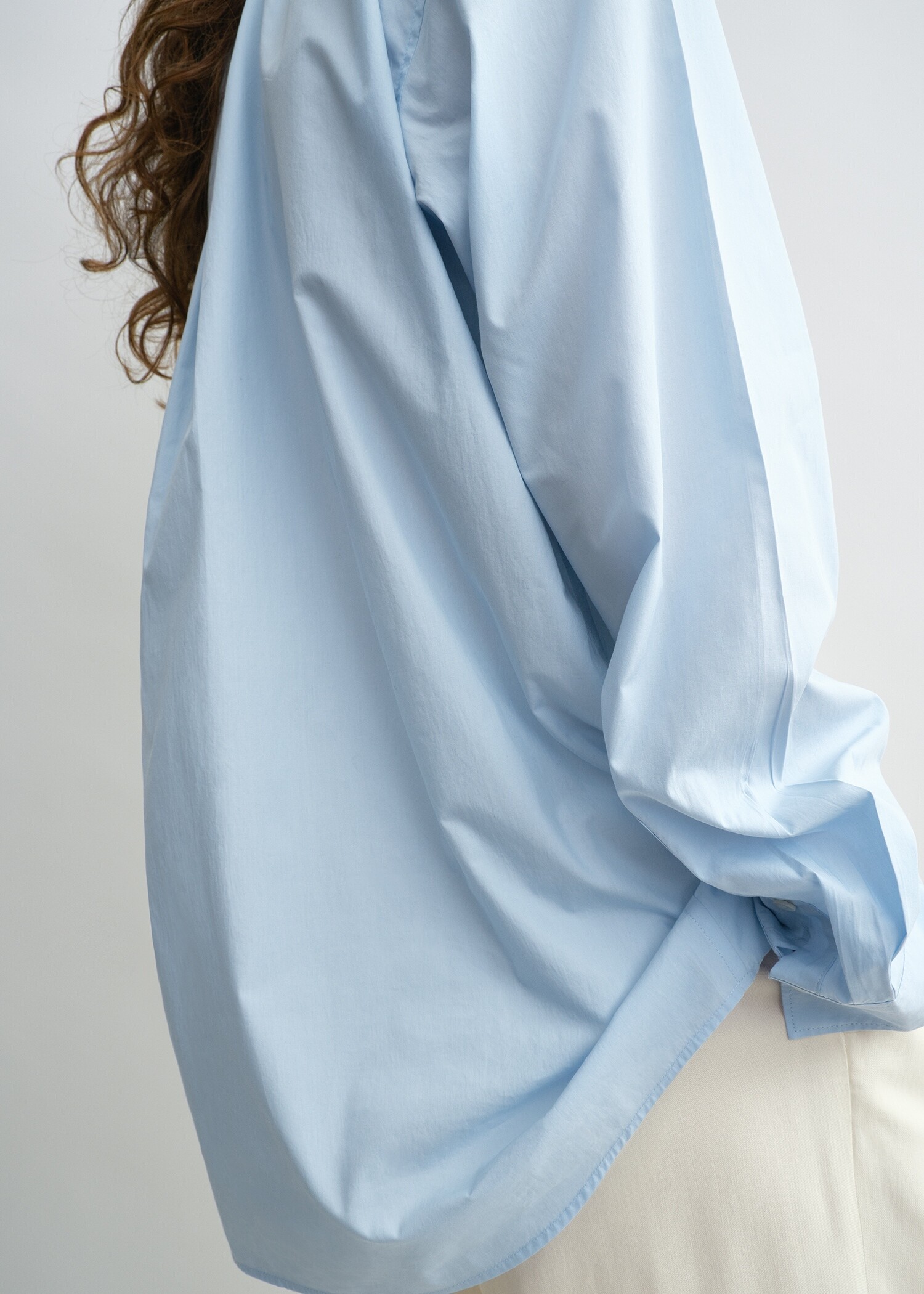 TOTEME 클래식 텀블드 셔츠 스카이의 스카이컬러 3번쨰 이미지입니다.