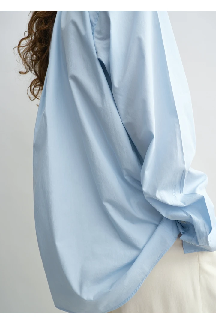 TOTEME 클래식 텀블드 셔츠 스카이의 스카이컬러 3번쨰 이미지입니다.