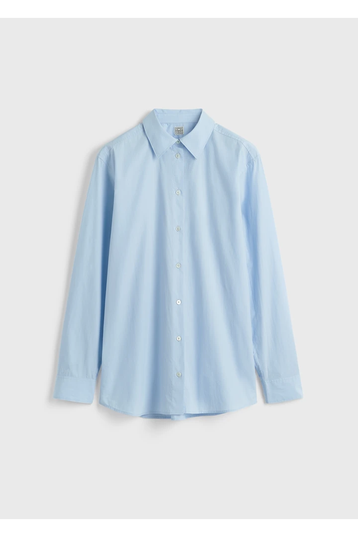 TOTEME 클래식 텀블드 셔츠 스카이의 스카이컬러 4번쨰 이미지입니다.