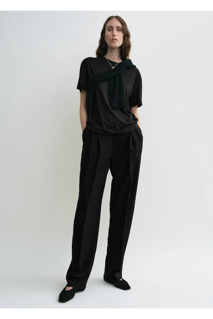 TOTEME default image 7 of 블랙 in 더블-플리츠 플루이드 트라우저 블랙