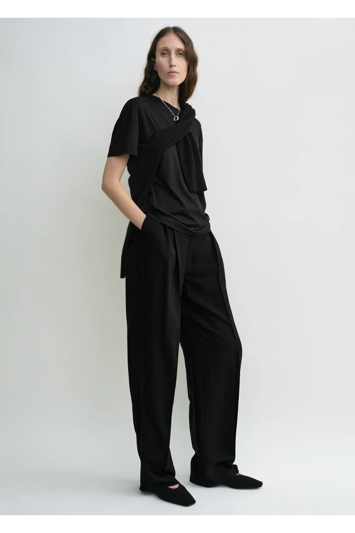 TOTEME 더블-플리츠 플루이드 트라우저 블랙의 블랙컬러 1번쨰 이미지입니다.