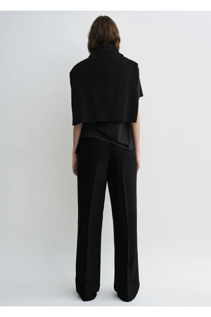 TOTEME 더블-플리츠 플루이드 트라우저 블랙의 블랙컬러 2번쨰 이미지입니다.