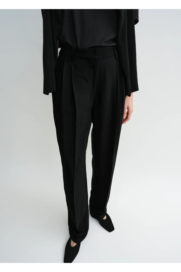 TOTEME 더블-플리츠 플루이드 트라우저 블랙의 블랙컬러 3번쨰 이미지입니다.