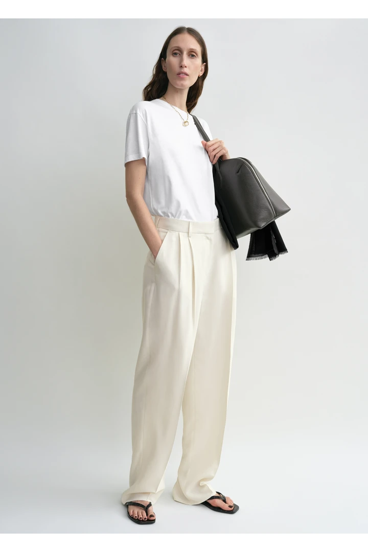 TOTEME default image 8 of 크림 in 더블-플리츠 플루이드 트라우저 에크루