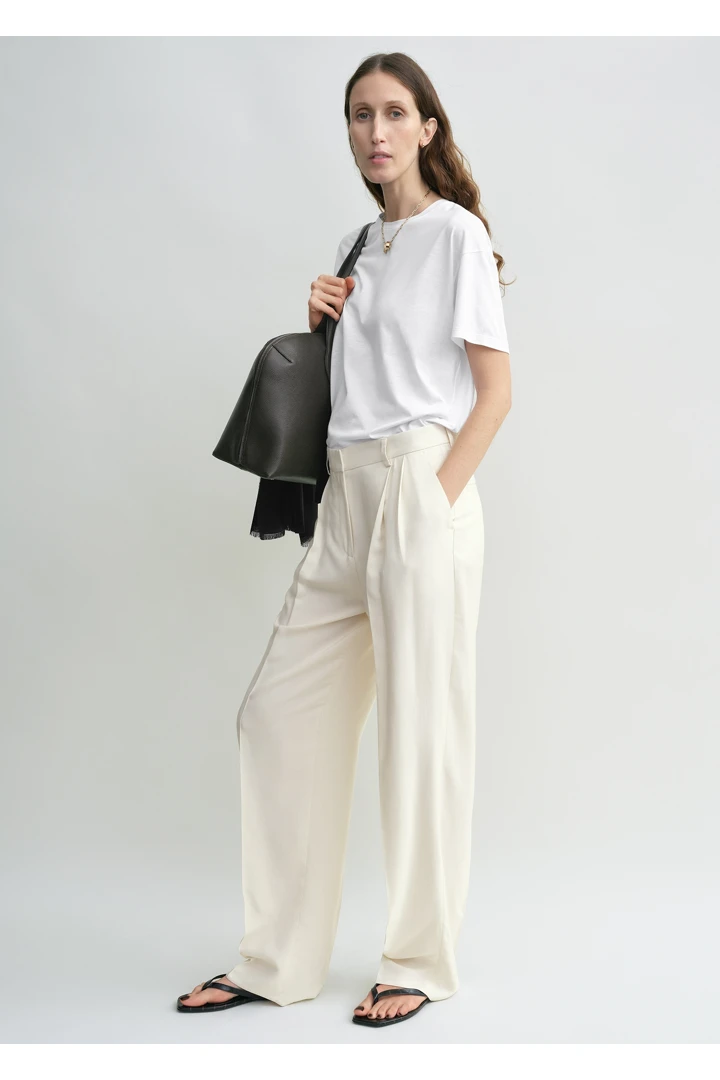 TOTEME 더블-플리츠 플루이드 트라우저 에크루의 에크루컬러 1번쨰 이미지입니다.