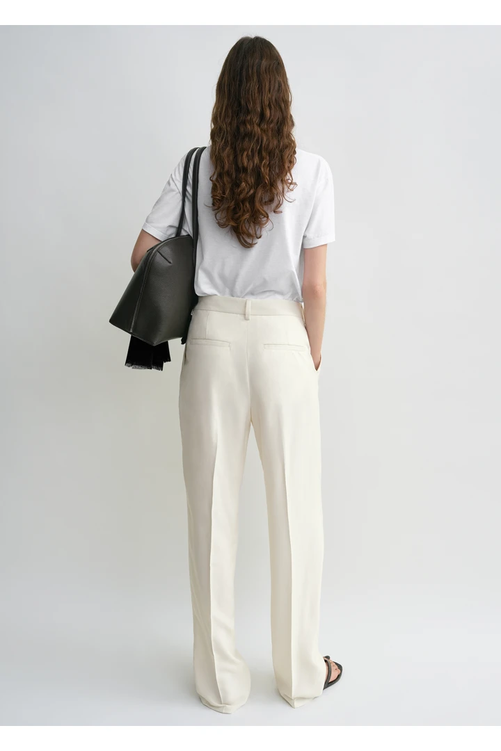 TOTEME 더블-플리츠 플루이드 트라우저 에크루의 에크루컬러 2번쨰 이미지입니다.