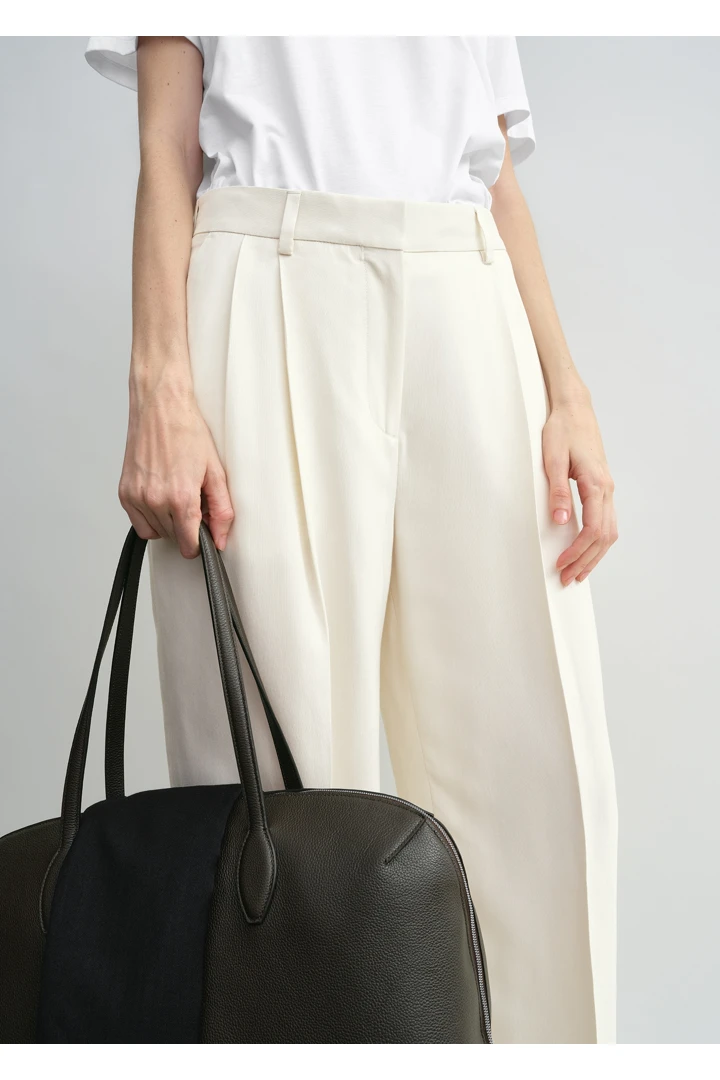 TOTEME 더블-플리츠 플루이드 트라우저 에크루의 에크루컬러 3번쨰 이미지입니다.