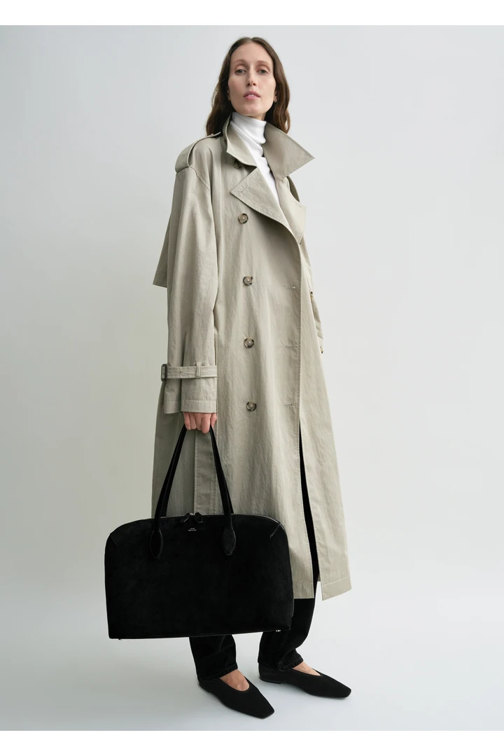 TOTEME 스웨이드 데이 토트백 블랙의 블랙컬러 1번쨰 이미지입니다.