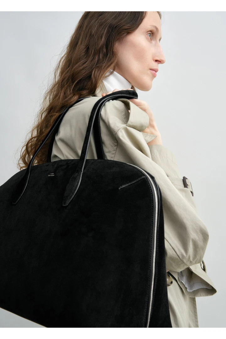 TOTEME 스웨이드 데이 토트백 블랙의 블랙컬러 2번쨰 이미지입니다.