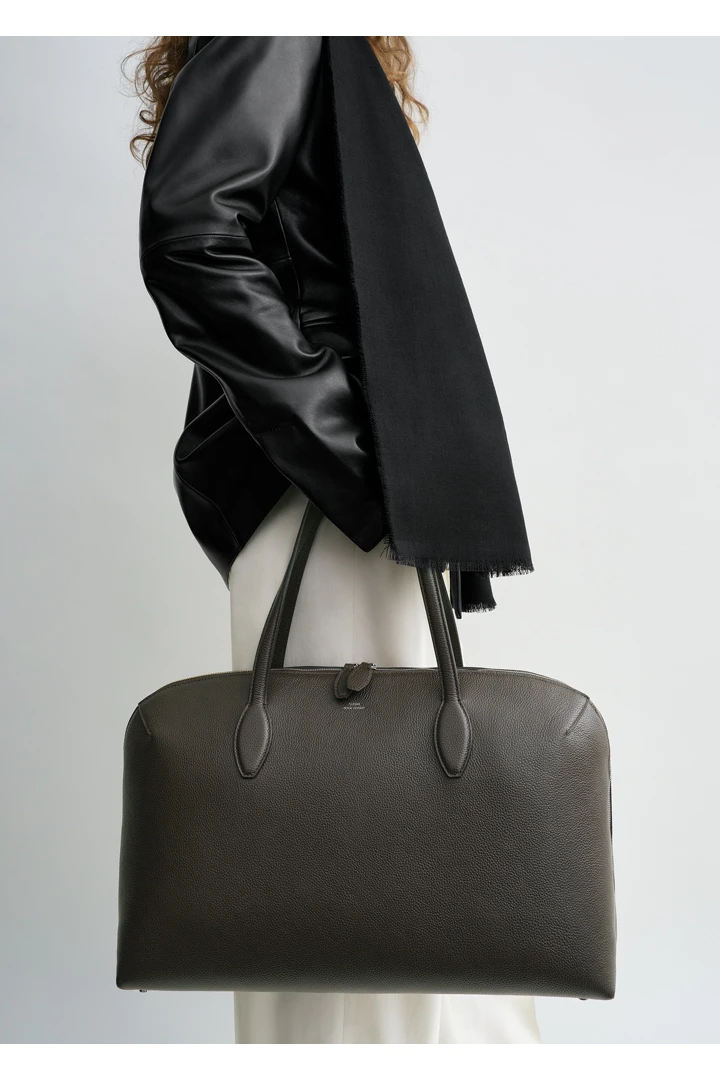 TOTEME 그레인드-레더 데이 토트백 다크 초콜릿의 다크 초콜릿컬러 2번쨰 이미지입니다.