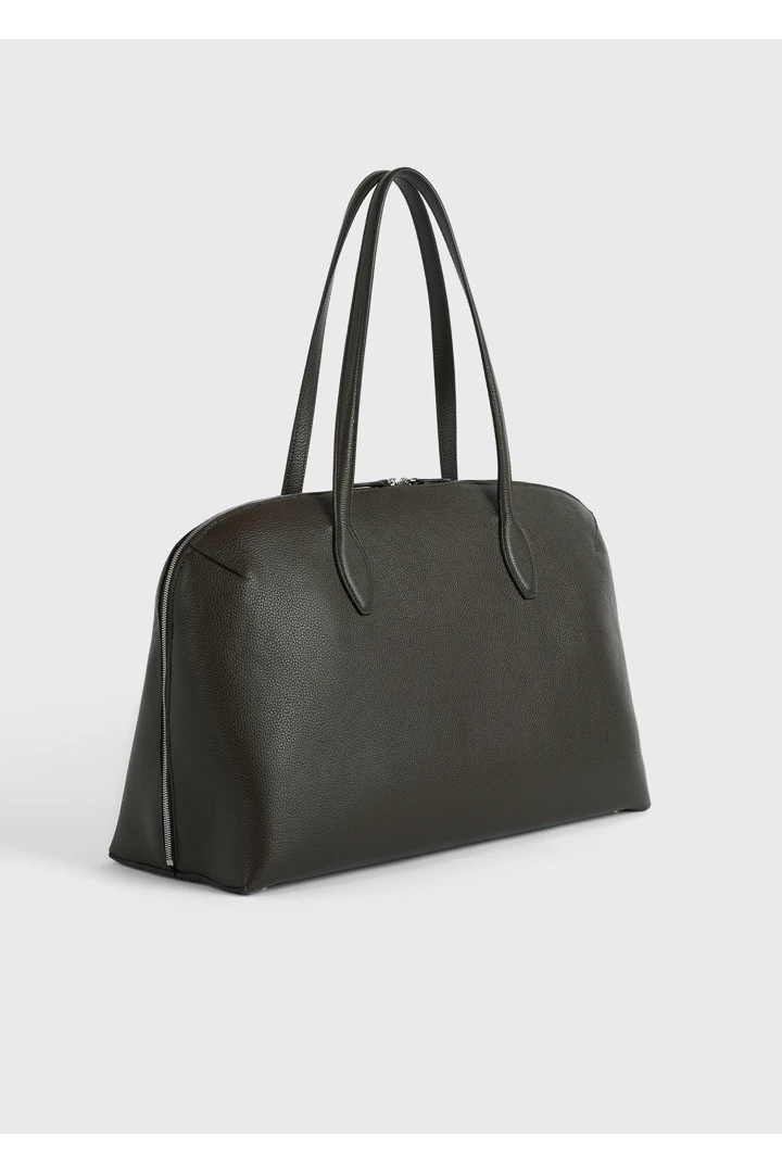 TOTEME 그레인드-레더 데이 토트백 다크 초콜릿의 다크 초콜릿컬러 3번쨰 이미지입니다.