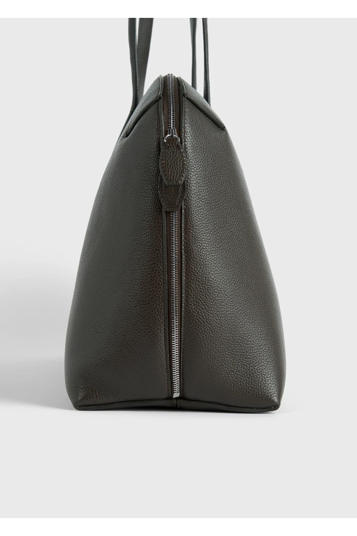 TOTEME 그레인드-레더 데이 토트백 다크 초콜릿의 다크 초콜릿컬러 4번쨰 이미지입니다.