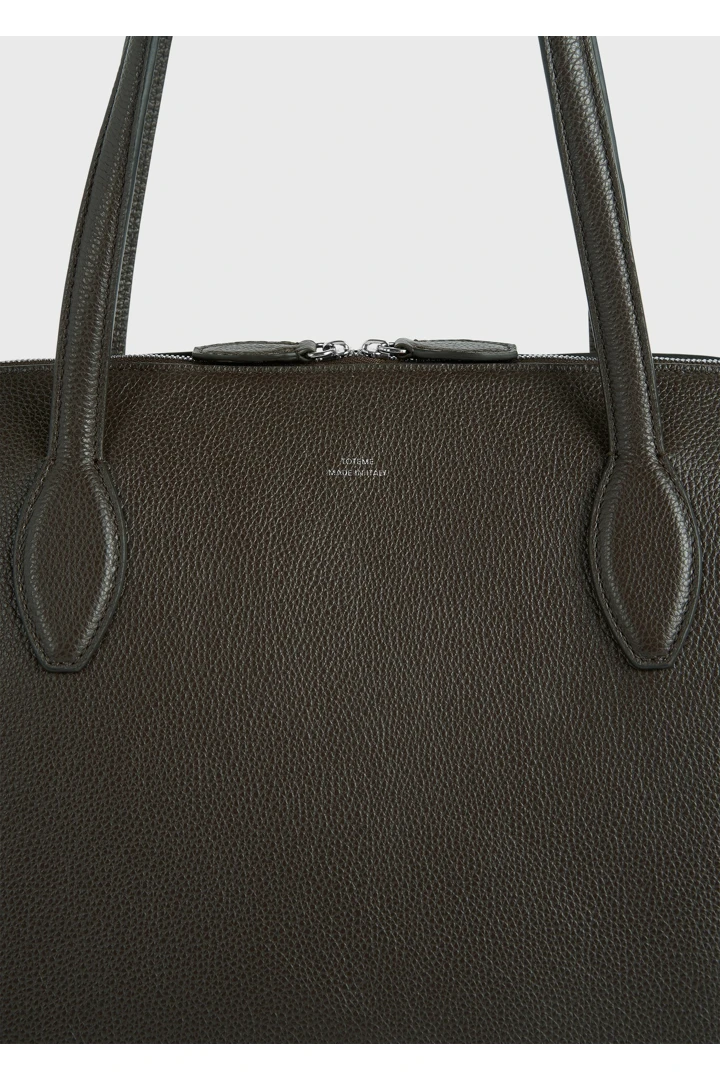 TOTEME 그레인드-레더 데이 토트백 다크 초콜릿의 다크 초콜릿컬러 5번쨰 이미지입니다.