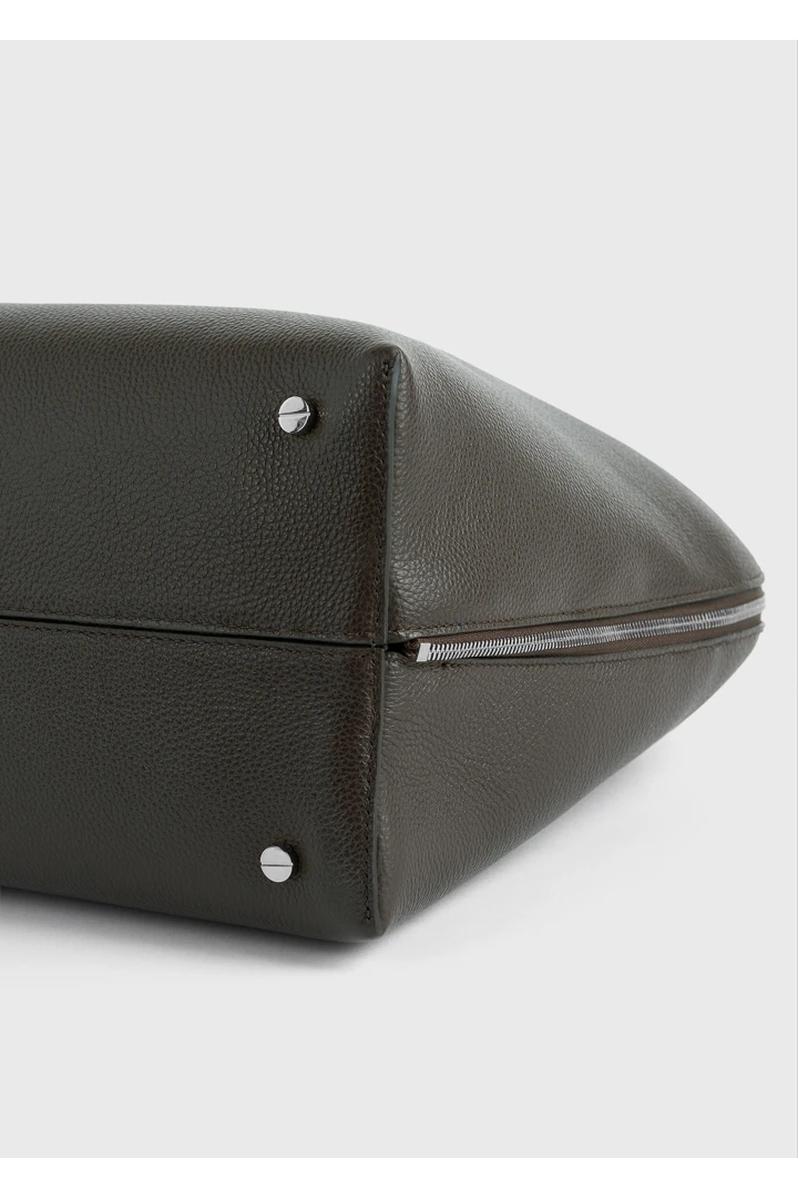 TOTEME 그레인드-레더 데이 토트백 다크 초콜릿의 다크 초콜릿컬러 6번쨰 이미지입니다.