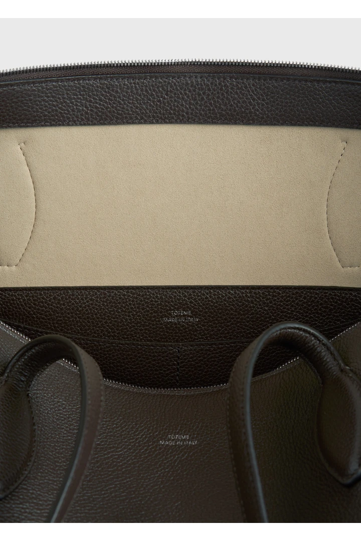 TOTEME 그레인드-레더 데이 토트백 다크 초콜릿의 다크 초콜릿컬러 7번쨰 이미지입니다.