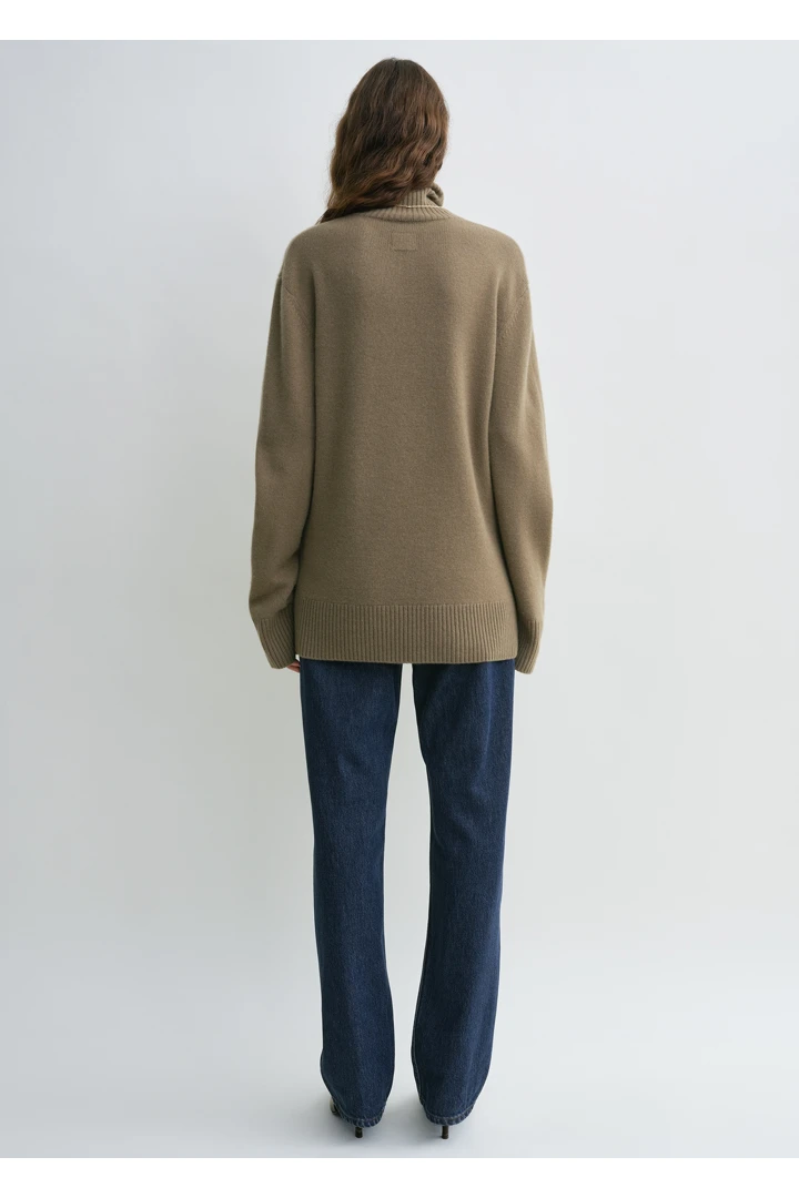 TOTEME 캐시미어 터틀넥 헤이즐의 헤이즐컬러 2번쨰 이미지입니다.