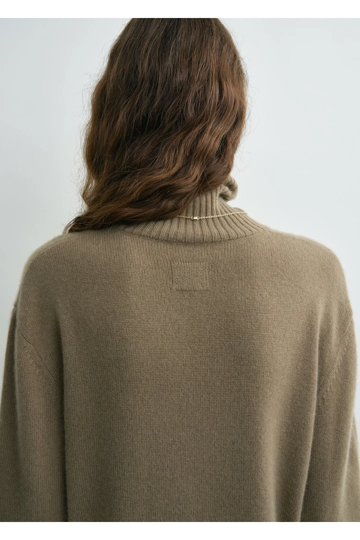 TOTEME 캐시미어 터틀넥 헤이즐의 헤이즐컬러 3번쨰 이미지입니다.