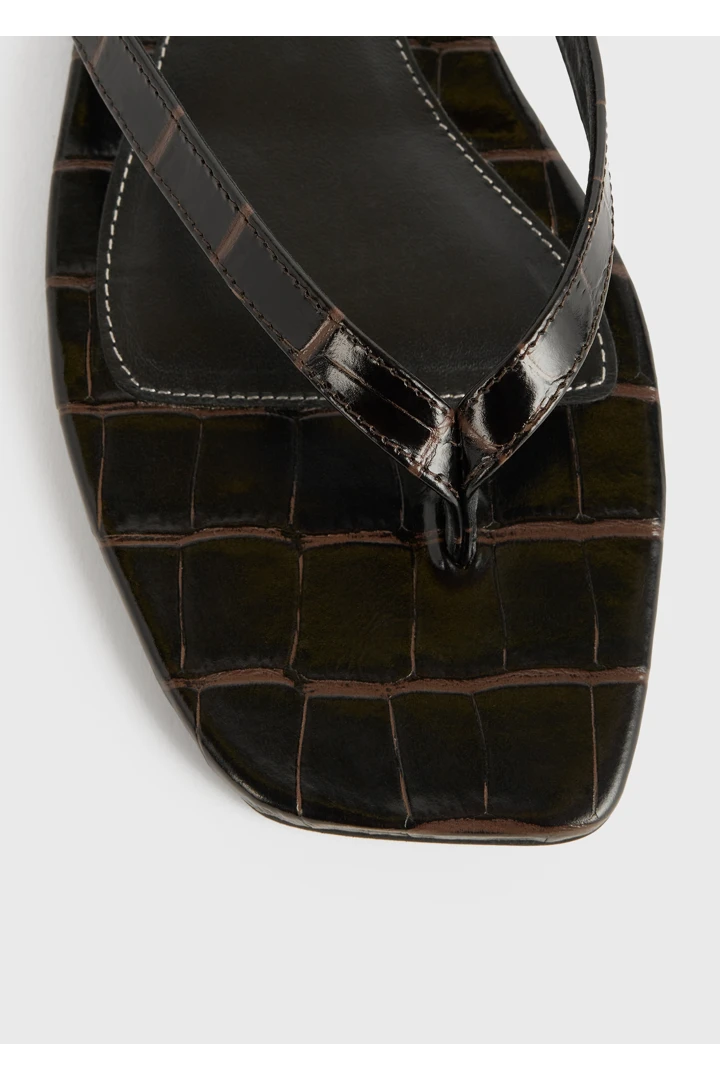 TOTEME 크로커 엠보스드 플립 플랍 다크 브라운의 다크 브라운컬러 3번쨰 이미지입니다.
