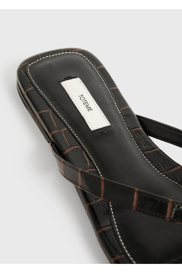 TOTEME 크로커 엠보스드 플립 플랍 다크 브라운의 다크 브라운컬러 4번쨰 이미지입니다.
