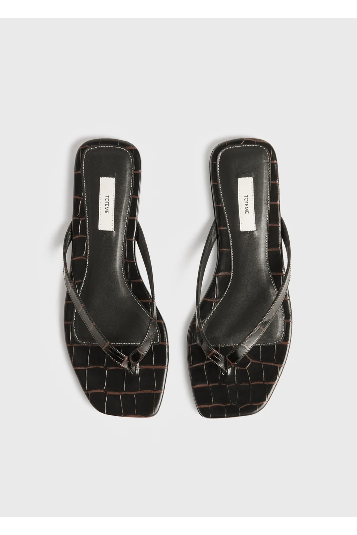 TOTEME 크로커 엠보스드 플립 플랍 다크 브라운의 다크 브라운컬러 5번쨰 이미지입니다.