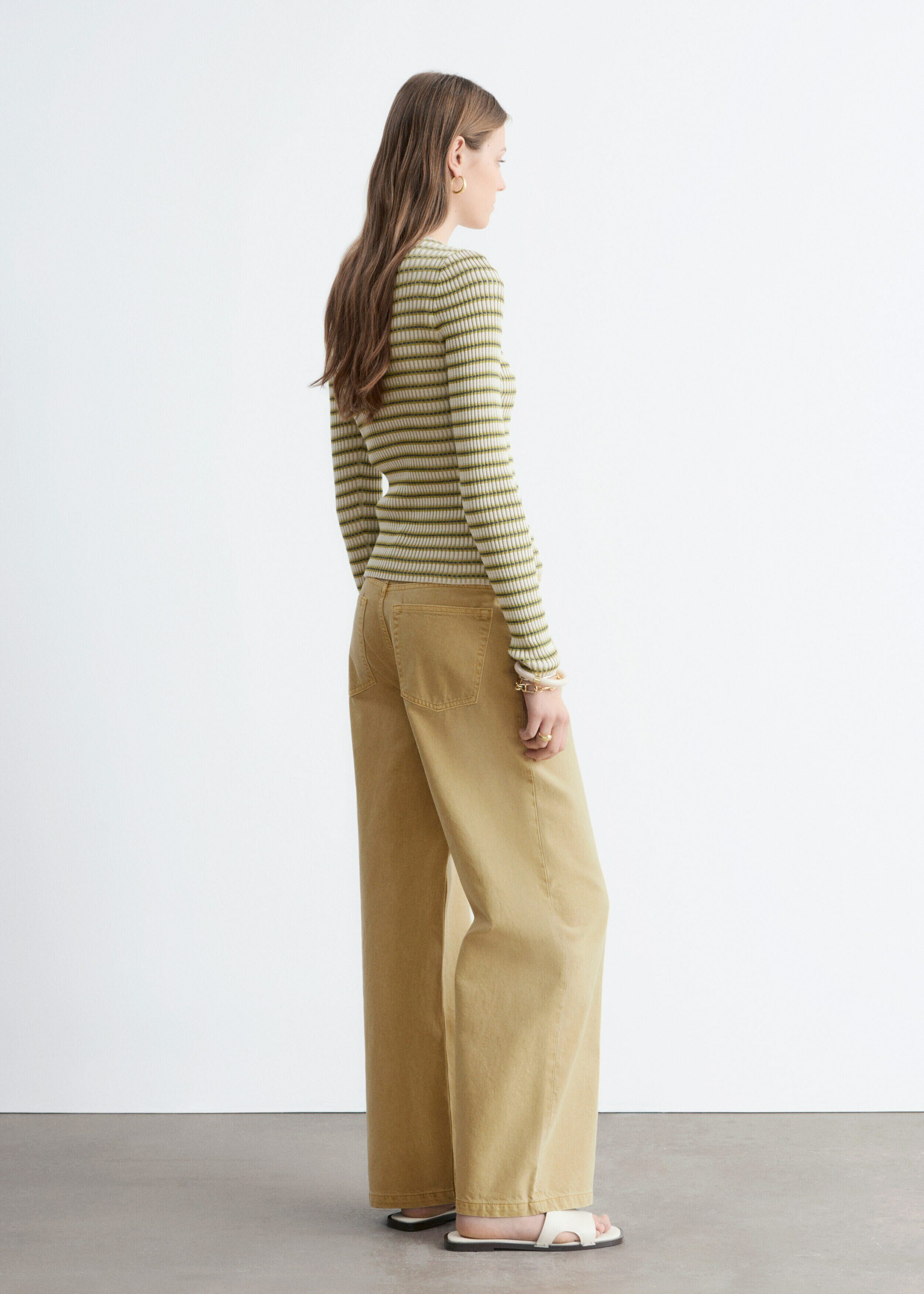 앤아더스토리즈 폴드 디테일 진의 오커 옐로우컬러 ECOMLook입니다.