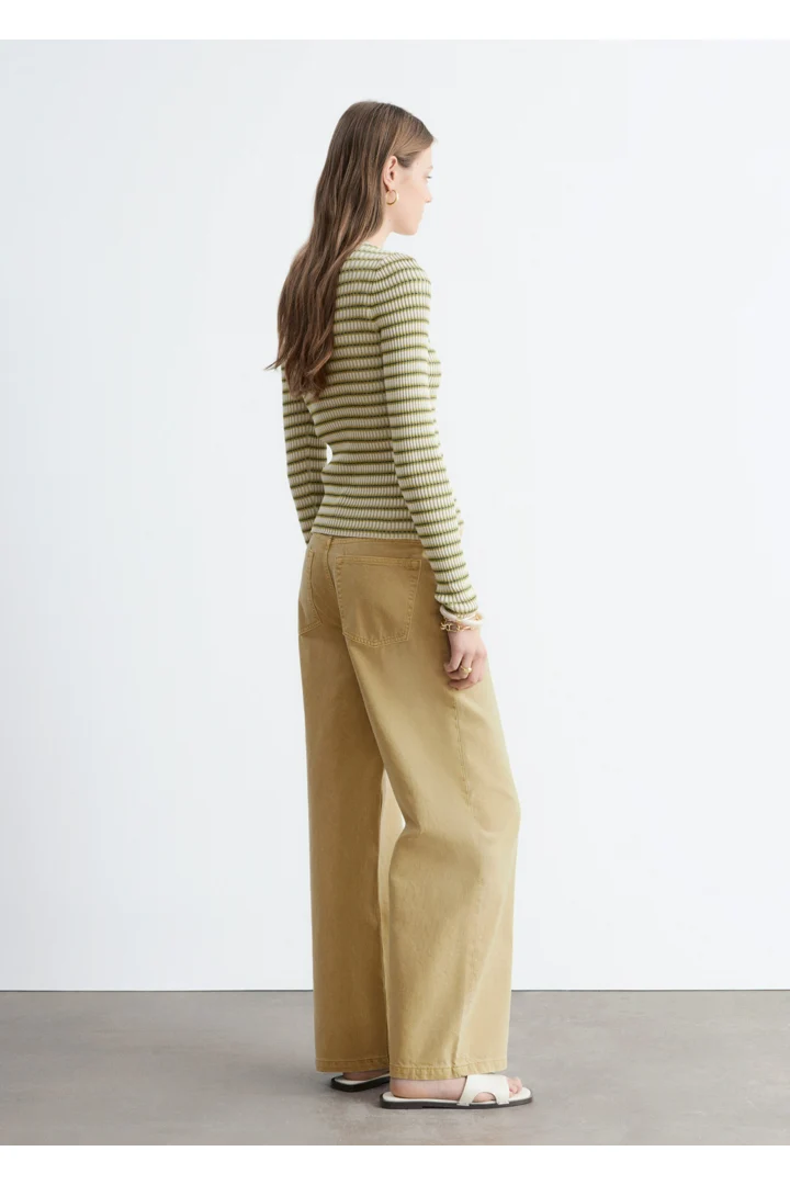 앤아더스토리즈 폴드 디테일 진의 오커 옐로우컬러 ECOMLook입니다.