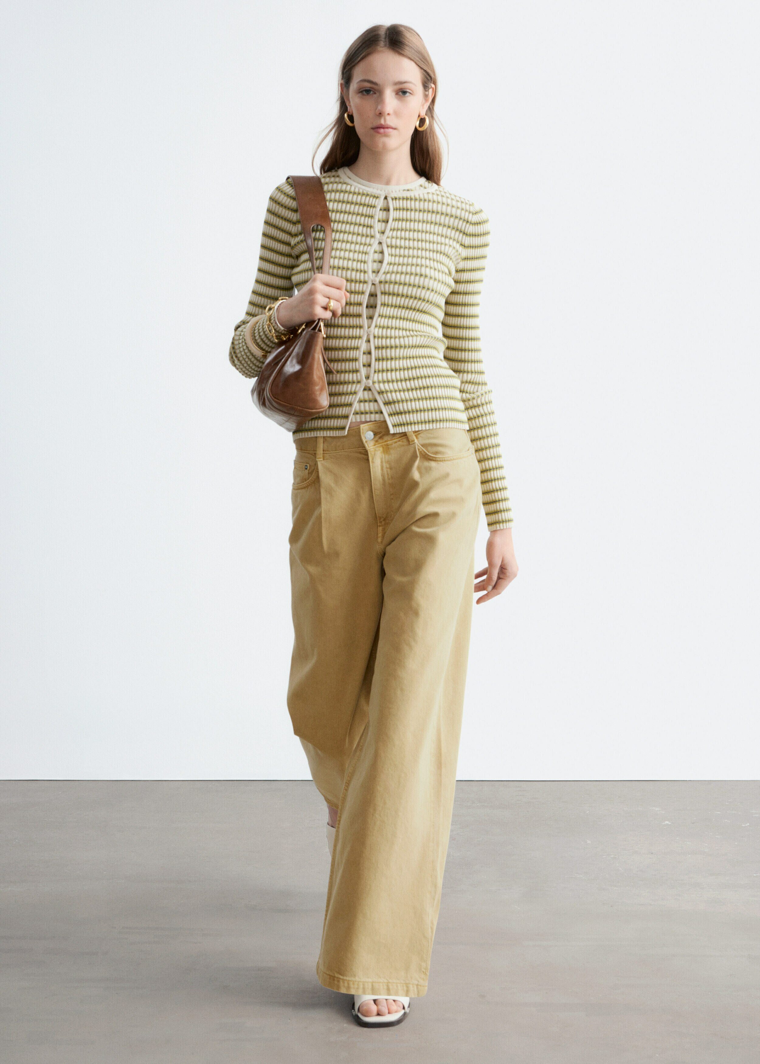 앤아더스토리즈 폴드 디테일 진의 오커 옐로우컬러 ECOMLook입니다.