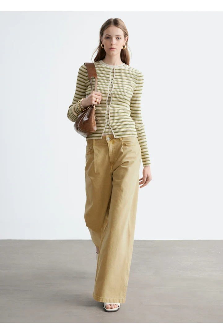 앤아더스토리즈 폴드 디테일 진의 오커 옐로우컬러 ECOMLook입니다.