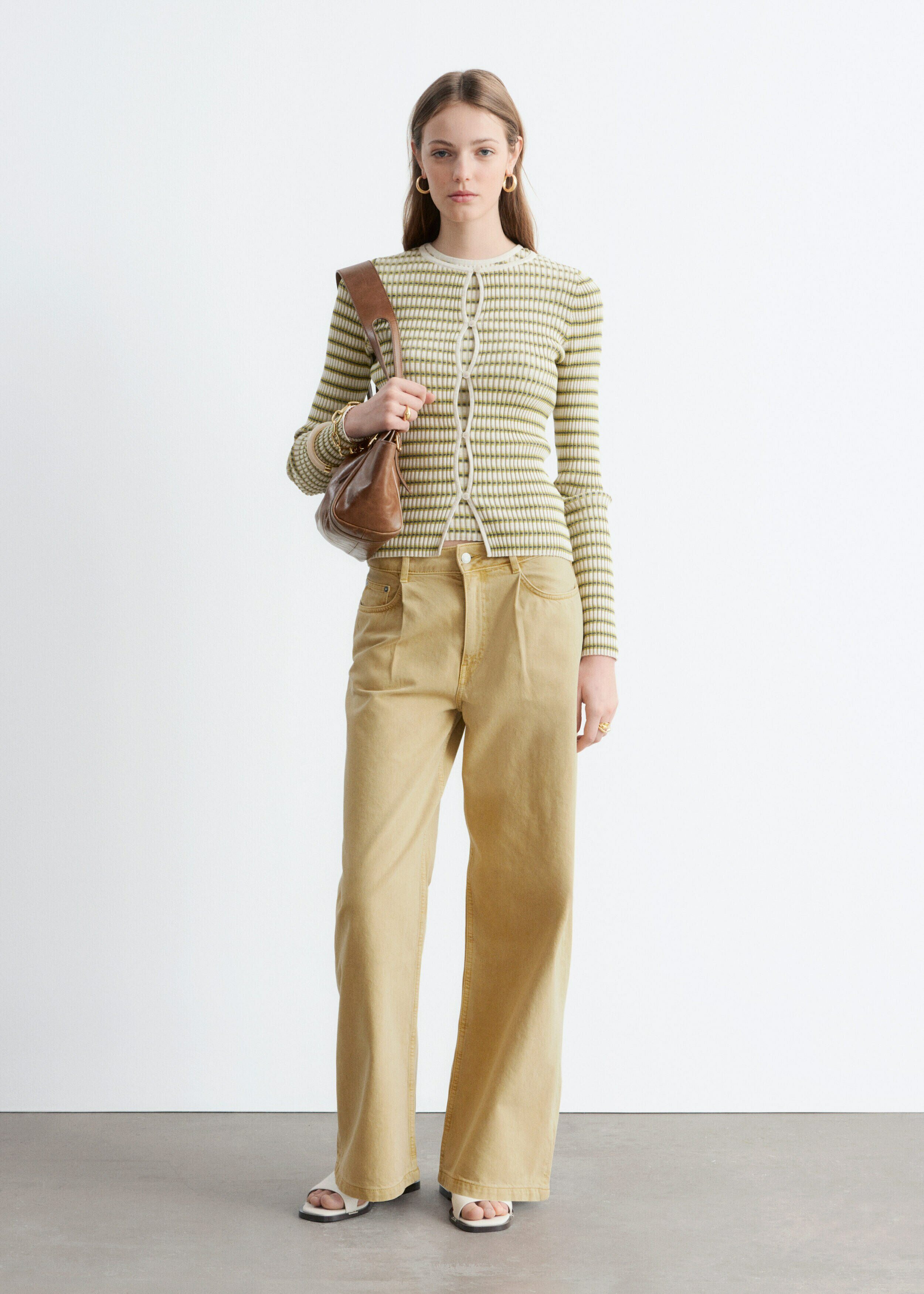 앤아더스토리즈 폴드 디테일 진의 오커 옐로우컬러 ECOMLook입니다.