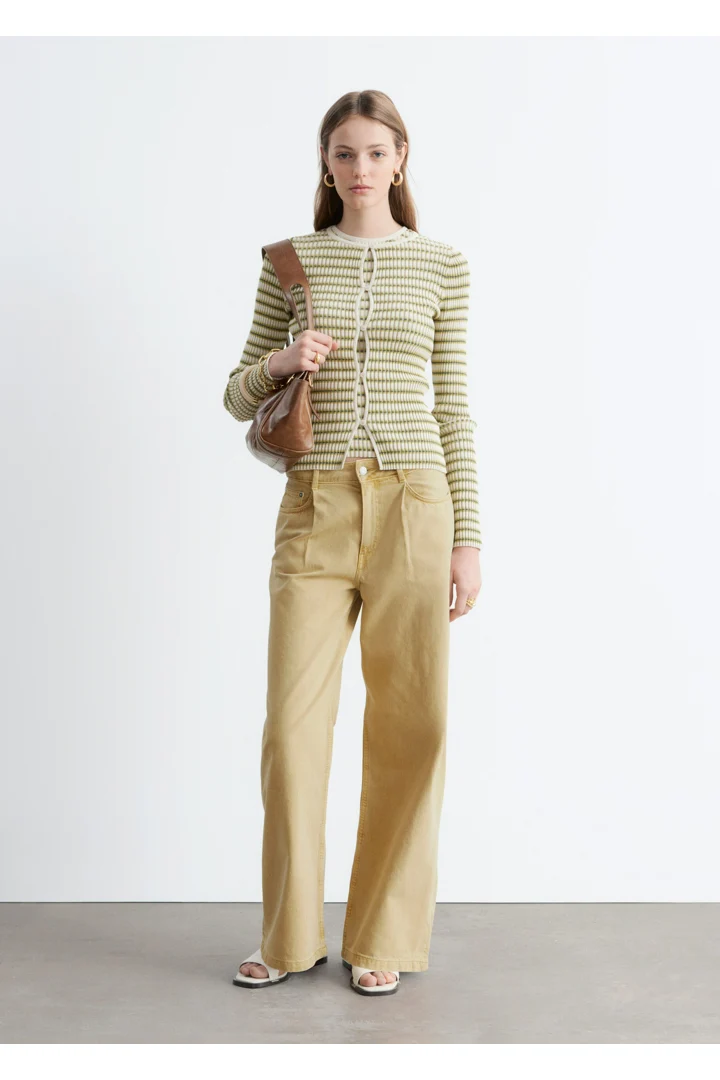 앤아더스토리즈 폴드 디테일 진의 오커 옐로우컬러 ECOMLook입니다.