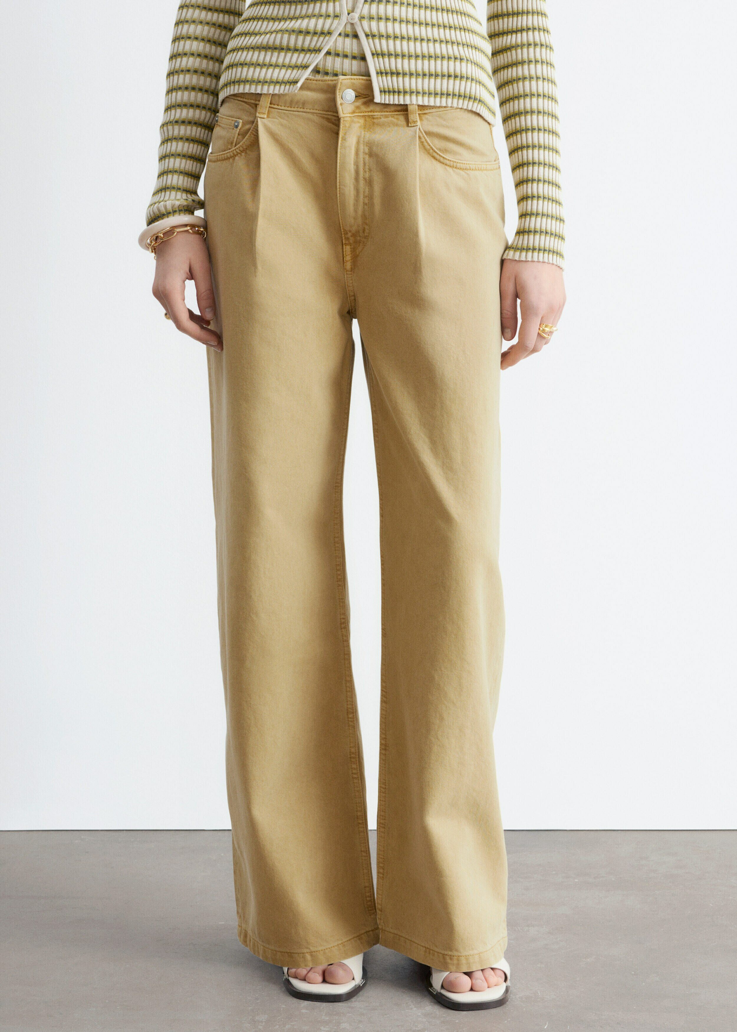 앤아더스토리즈 폴드 디테일 진의 오커 옐로우컬러 ECOMLook입니다.