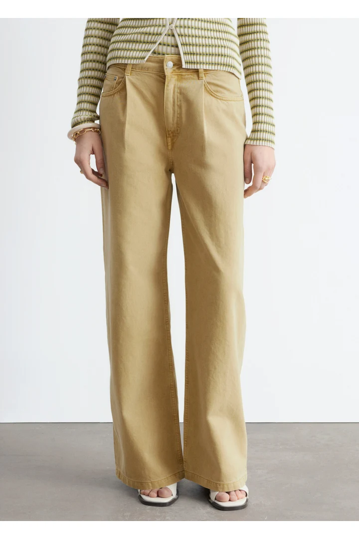 앤아더스토리즈 폴드 디테일 진의 오커 옐로우컬러 ECOMLook입니다.