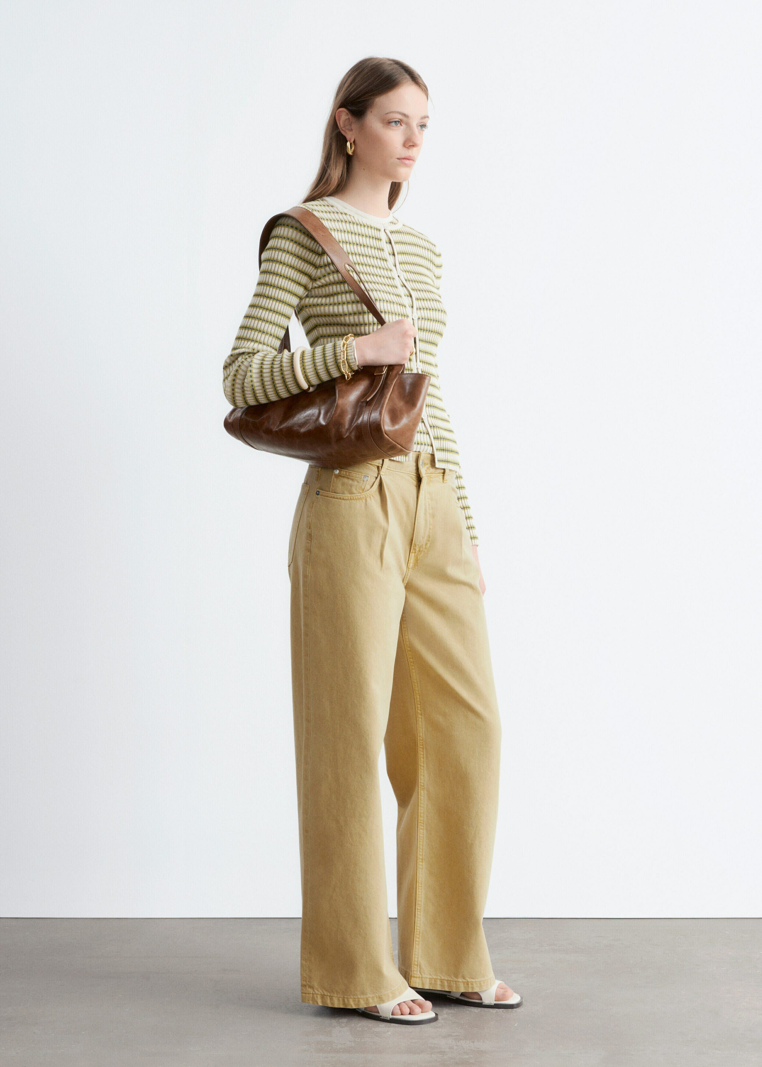 앤아더스토리즈 폴드 디테일 진의 오커 옐로우컬러 ECOMLook입니다.